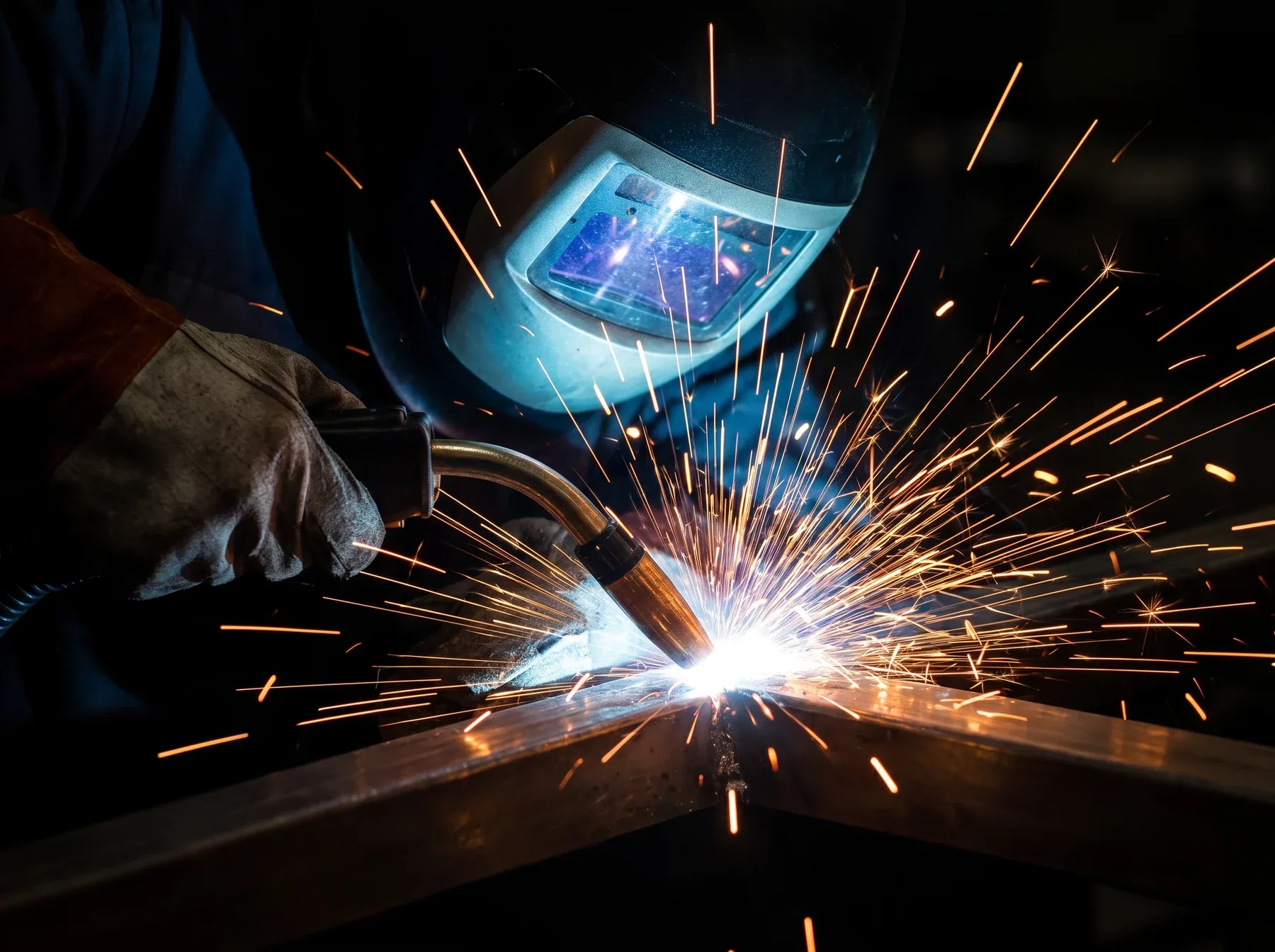 Sudor Innosteel lucrând la o structură metalică
