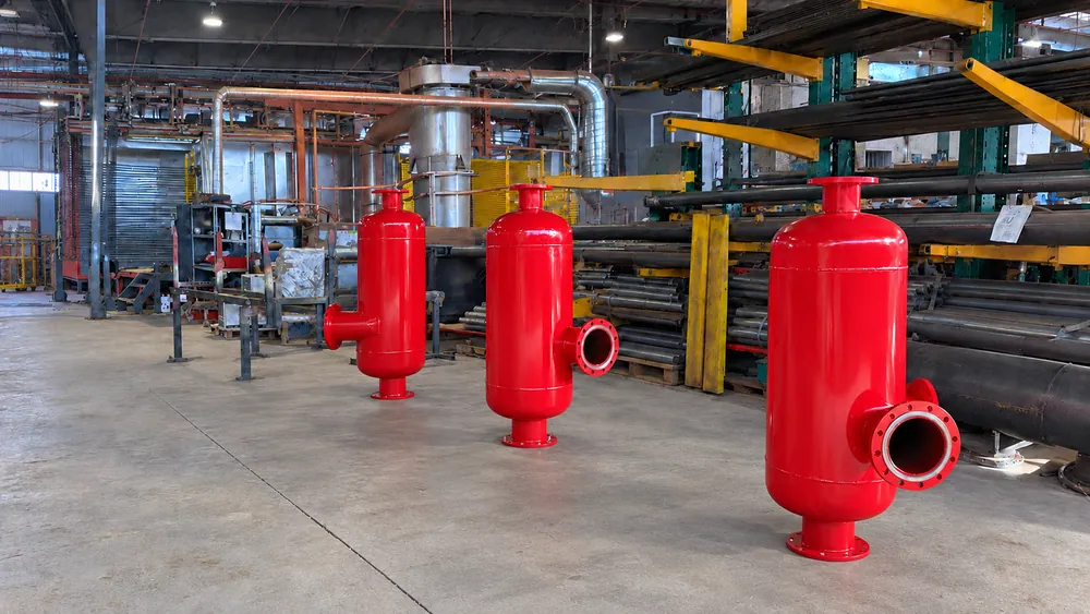 Distribuitoare verticale roșii realizate în fabrica Innosteel